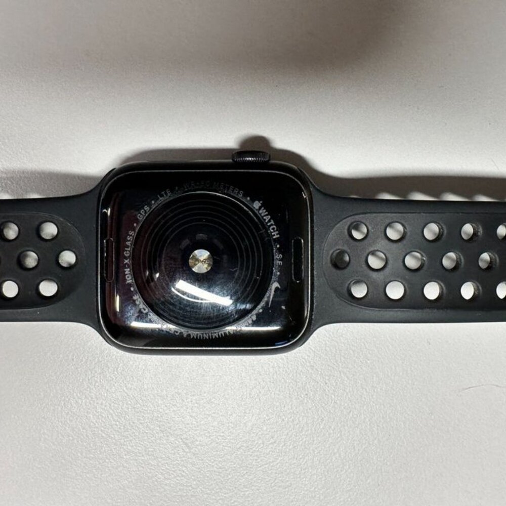 Apple Watch SE - Picture 2 of 3